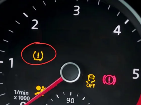 Qué significa si se prende esta luz en el tablero del auto y cómo solucionarlo