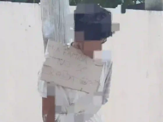 Encontraron a un joven atado a un poste y con un cartel en el pecho: “La familia no se roba”