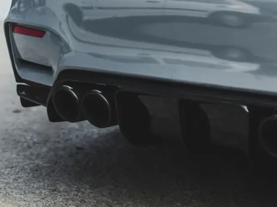 Atentos al caño de escape: el riesgo que corre el motor de un auto si sale humo de color celeste