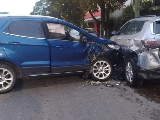 Conductor borracho choca contra un auto estacionado en Av. Arenales