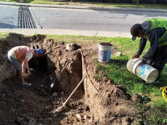 Realizan tareas de limpieza en el canal de la Rotonda de los Gauchos