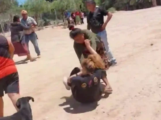 Padres criollos y wichís terminaron a las piñas en una escuela de Salta
