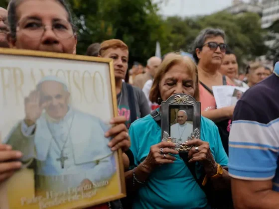 El papa Francisco continúa estable y no tuvo nuevas crisis respiratorias