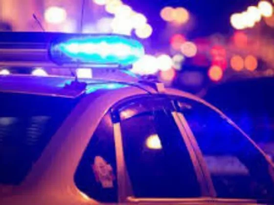 Salió del boliche, se durmió en la parada de colectivos y le robaron la riñonera