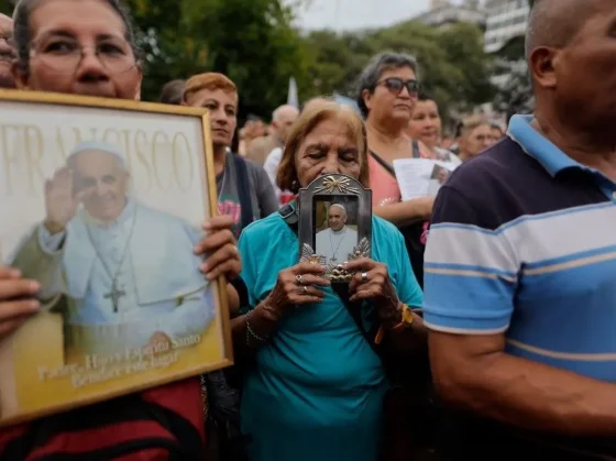 El Papa Francisco realiza una breve salida de su habitación para orar en la capilla