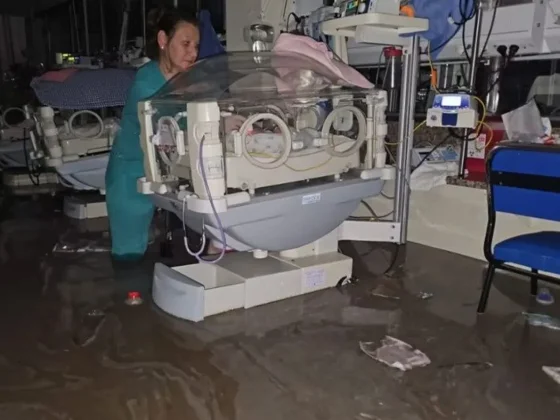 [BAHÍA BLANCA] Médicos evacuaron a pacientes y bebés tras la inundación