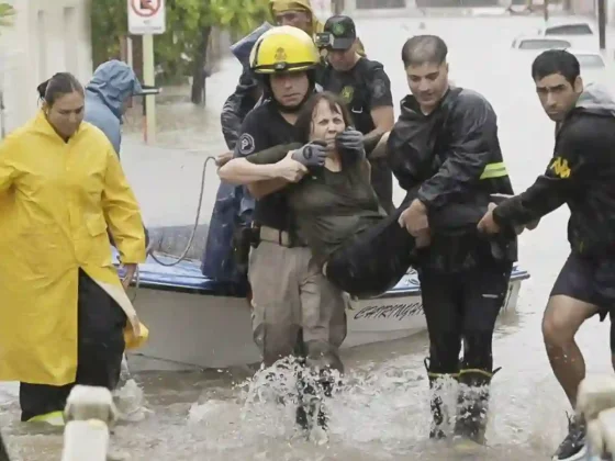 Tragedia en Bahía Blanca: suben a diez los muertos, cientos de evacuados y la ciudad bajo el agua