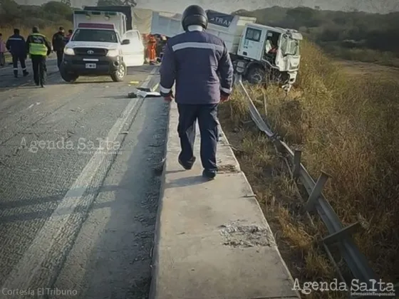 URGENTE: Chocaron tres camiones en Salta, uno cayó desde el puente: hay heridos