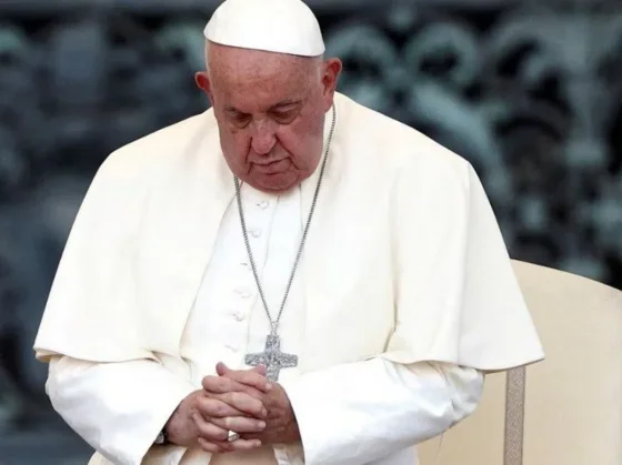 El papa Francisco salió del estado de gravedad