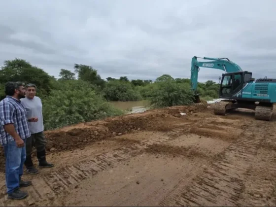 Se trabaja en el alteo del terraplén de contención del río Pilcomayo