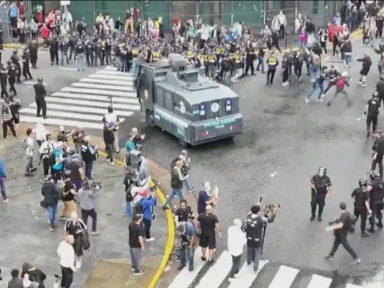 Enfrentamiento en el Congreso entre barras y fuerzas policiales durante la protesta de jubilados