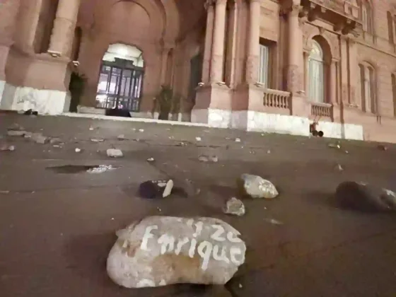 Vergüenza: en nombre de los “jubilados”, delincuentes destruyeron el monumento a las víctimas de la cuarentena
