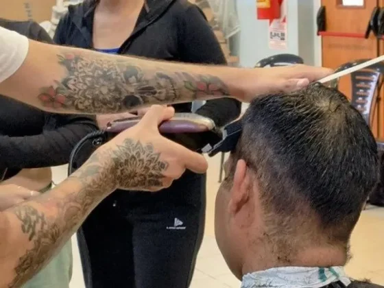 Más de mil vecinos se sumaron a las clases de barbería que ofrece la UPATECo en los CICs