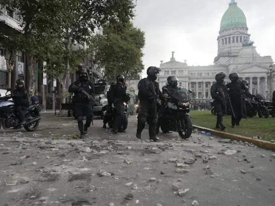 Santiago Caputo se reunió con Bullrich y los jefes de la SIDE para afinar el operativo
