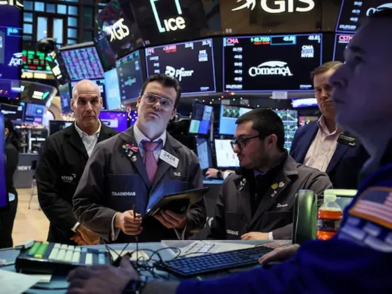 Las acciones argentinas en Wall Street caen hasta 4%, el riesgo país supera los 780 y el dólar financiero sube