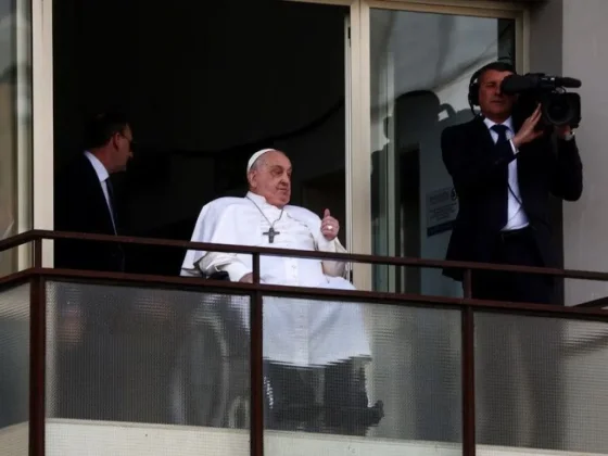 El Papa Francisco saludó a los fieles: "Gracias a todos"