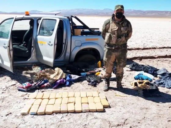 Salinas Grandes: quedaron atascados con su camioneta cuando huían con 36 kilos de cocaína