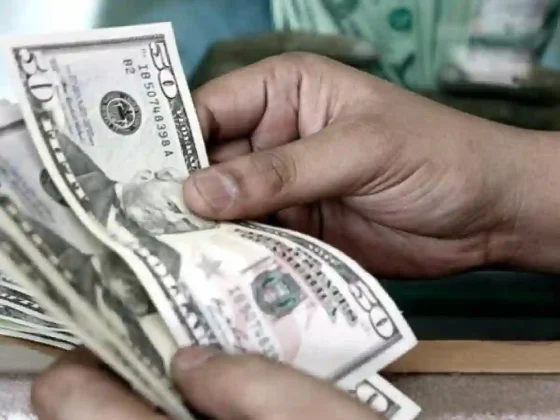 El Gobierno defendió el plan económico y relativizó la suba del dólar blue: “$50 no es una corrida”