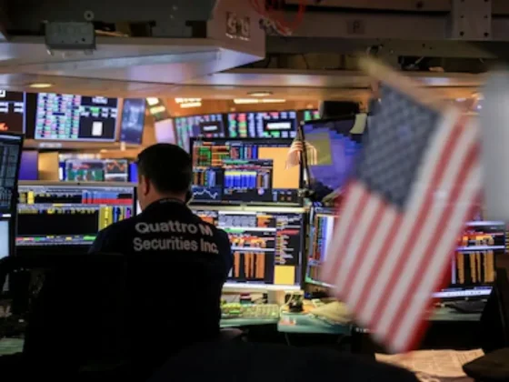 Tras el anuncio de Caputo, suben los bonos argentinos en Wall Street y baja el riesgo país