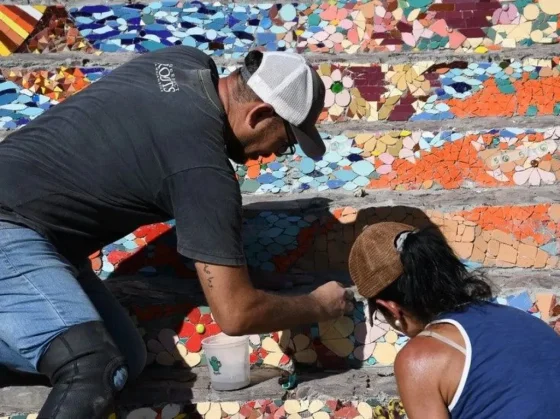Realizan una intervención con mosaiquismo en las escaleras del cerro San Bernardo