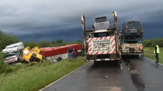 Brutal choque entre dos camiones: murió un joven de 19 años y hay un herido grave