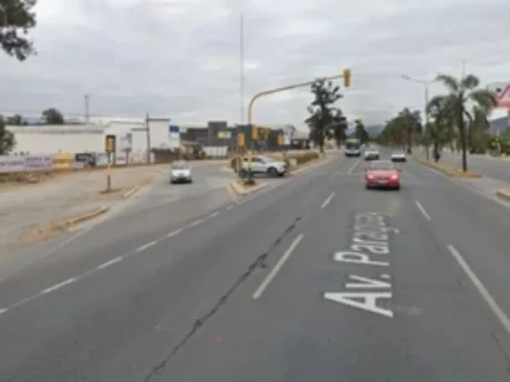 Terrible accidente en avenida Paraguay: un motociclista fue trasladado en código rojo en Salta