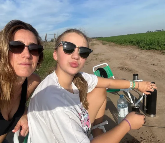 Antonia, la hija de Soledad Pastorutti robó miradas con su look casual total black