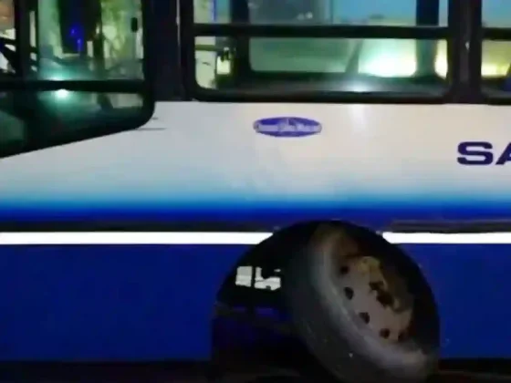 Un colectivo perdió una rueda y terminó en la vereda