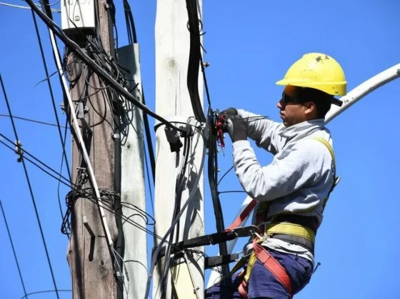 Efectuaron el despeje de cables en desuso de la calle Balcarce