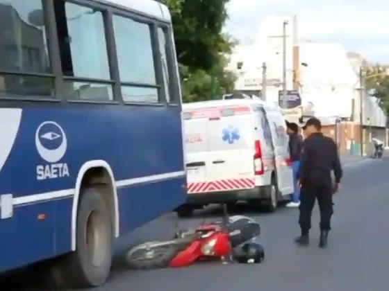 Chocó un colectivo y terminó en el Hospital San Bernardo