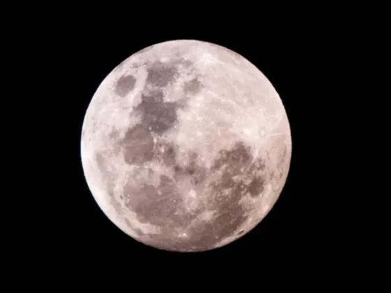 Luna llena rosa de abril 2025: cuándo es y por qué se llama así