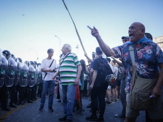Marcha de los jubilados: los manifestantes intentan cortar la calle en medio del operativo de seguridad