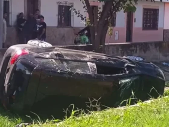 Brutal accidente en Alberdi y 16 de Septiembre: un auto voló y cayó al canal