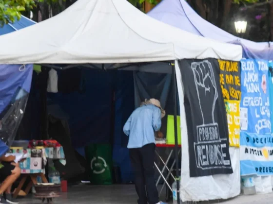 La Justicia ordenó levantar la carpa docente de plaza 9 de Julio