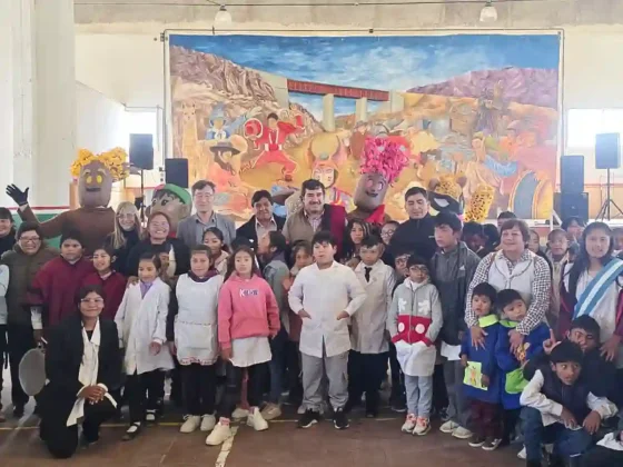 El Gobierno  y la minera Posco entregaron kits escolares a más de 400 alumnos de San Antonio de los Cobres