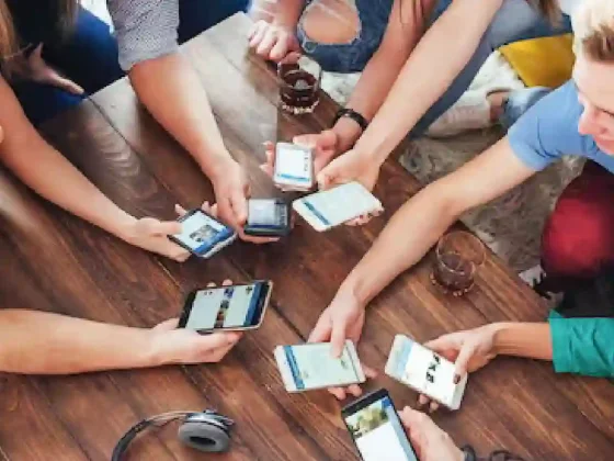 Los argentinos no sueltan el teléfono: más de tres meses del año se van mirando el celular