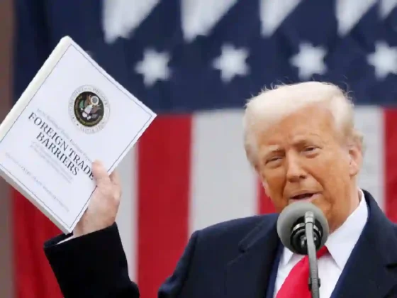 Empezó a regir el arancel del 10% decretado por Trump para todas las importaciones de EEUU