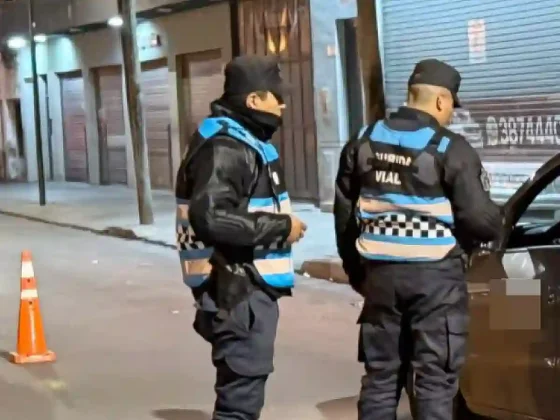 Un conductor ebrio evadió un control, hirió a un policía y fue detenido