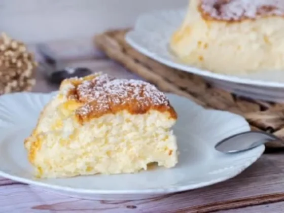 Con 3 bananas, 3 huevos y un yogurt, hacé esta torta matera cremosa y te vas a volver fan