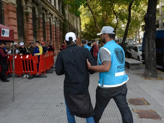 Participaba de una protesta, arrolló a más de 10 policías con una ambulancia y se dio a la fuga