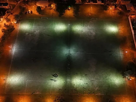 Iluminaron la cancha de fútbol del barrio 17 de Mayo