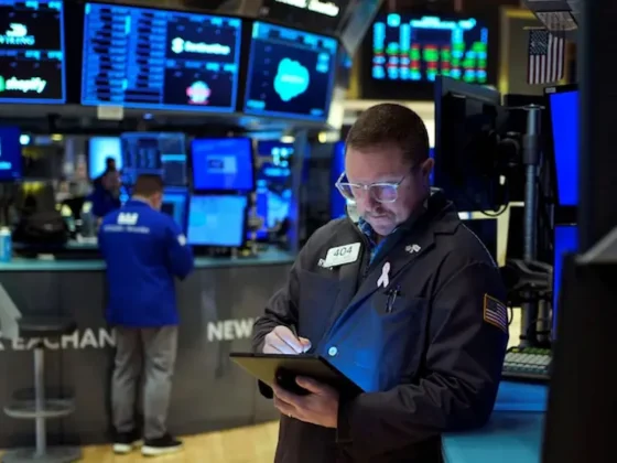 Las acciones argentinas en Wall Street caen hasta 6% y el riesgo país vuelve a acercarse a los 1000 puntos