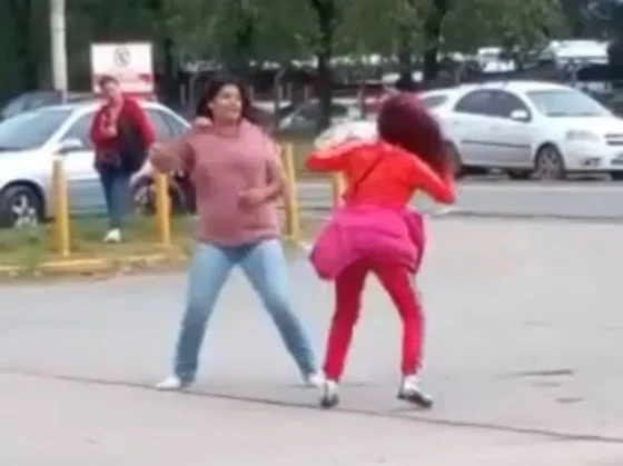 Dos mujeres se dieron cuenta que salen con el mismo chofer y se agarraron a trompadas en la terminal