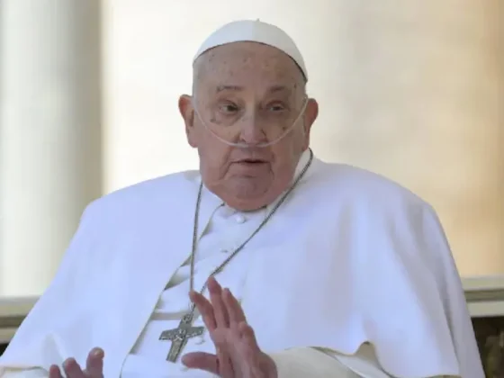 El papa Francisco visitó la Basílica de San Pedro vestido con un poncho argentino