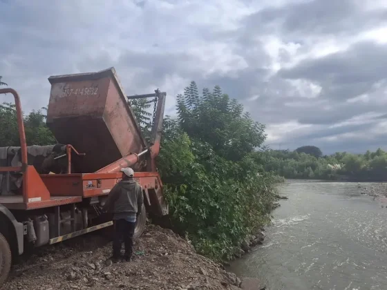 Sancionaron a empresas por volcamiento de residuos en el río Arenales