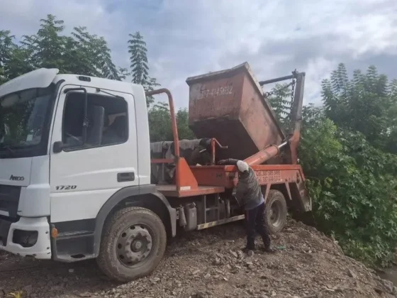 Sancionaron a empresas por volcamiento de residuos en el río Arenales