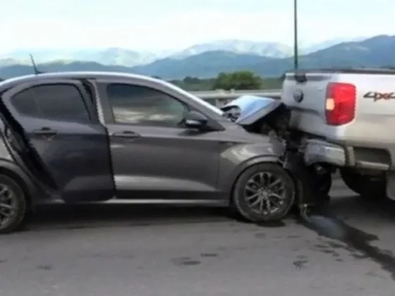 Descontrol en Circunvalación Oeste tras un siniestro vial y fuga colectiva a través del río