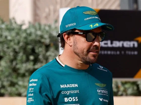 Alonso vive un susto en la práctica del GP de Bahréin al quedarse con el volante en la mano