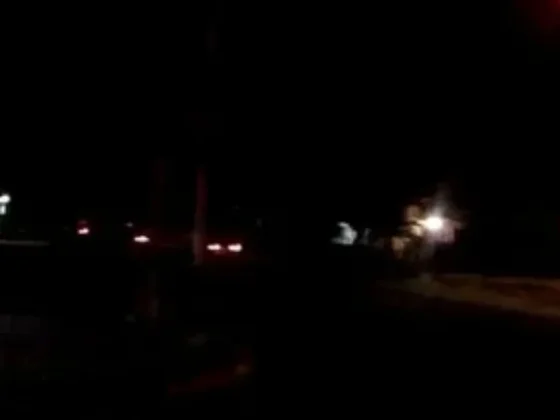 Accidente en zona sur: un auto terminó incrustado en un poste cerca de Parque La Vega