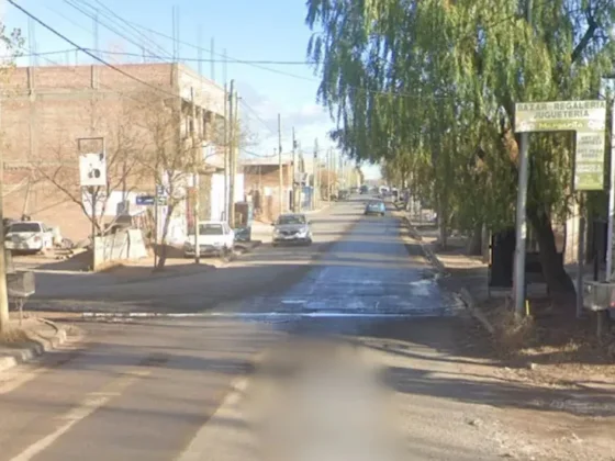 Una mujer encontró a una nena de 4 años que caminaba sola y descalza por una calle